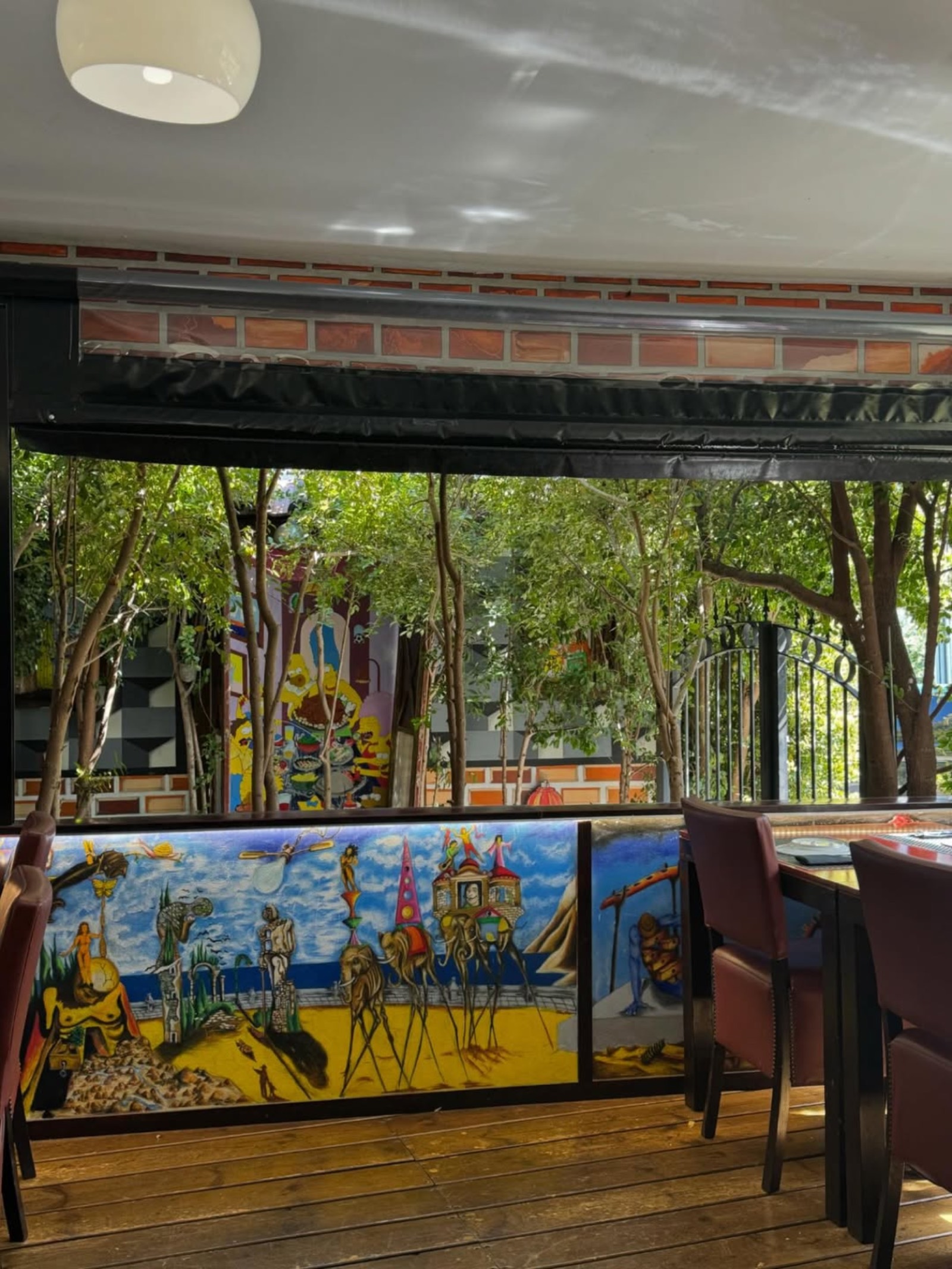 Uma casa pensada para serviço atento, conforto e uma carta abrangente.